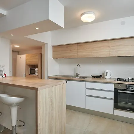 Lucia تْسافتات